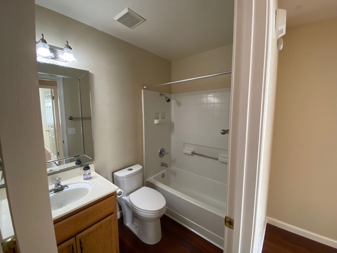 2 Bedroom, 2 bath home near Wackford Aquatic Complex in Elk Grove. 