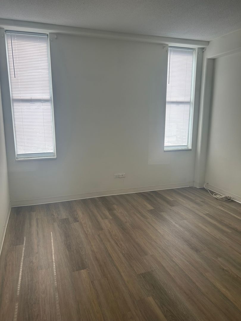 2 BR/1.5 BA Apartment Available! Walking distance to MUSC!