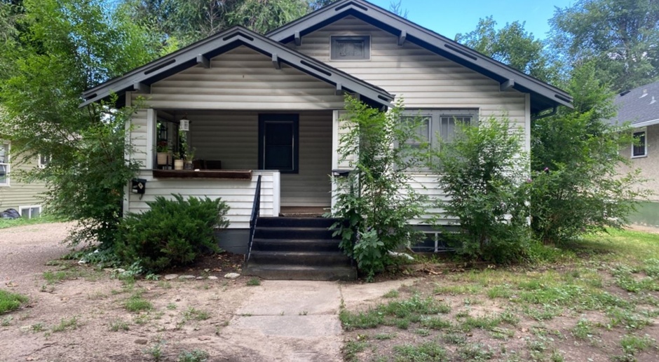 STUDENTS WELCOME! 1 Block North of CSU - 2 Bed 1 Bath Upper Half of Duplex - Students Welcome