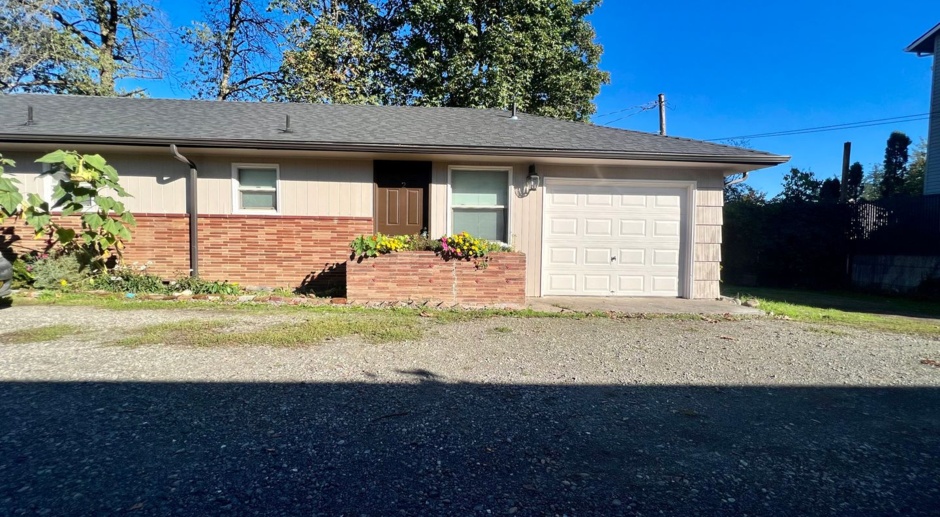 CUTE ONE LEVEL HOME W/ GARAGE! W/S/G INCLUDED!