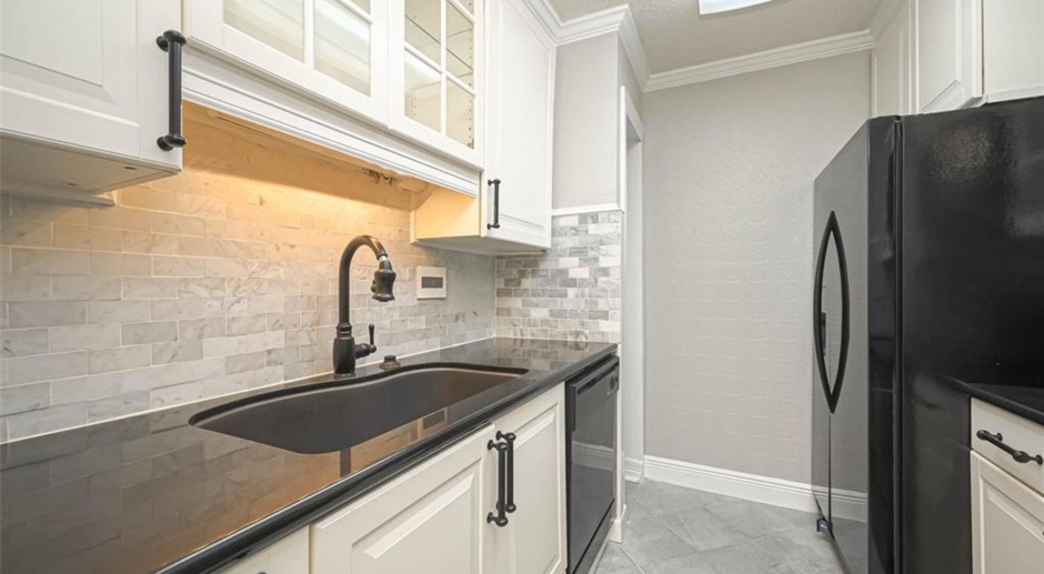 Absolutely beautiful renovated condo in Westchase Area