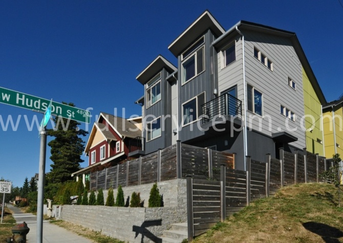 Houses Near Modern 3-story townhome -- gr8 location