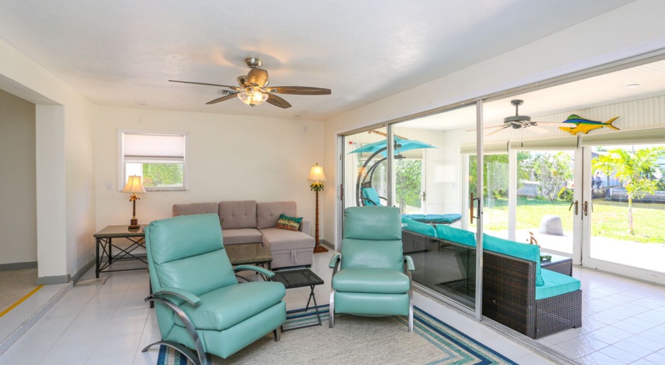 ***CUTE FLORIDA HOME ON THE WATER STRAIGHT SHOT TO GORDON RIVER AND GULF OF MEXICO IN ROYAL HARBOR ** 3BED/2BATH***FURNISHED***GOLDEN SHORES***CLOSE TO 5TH AVENUE AND TIN CITY **
