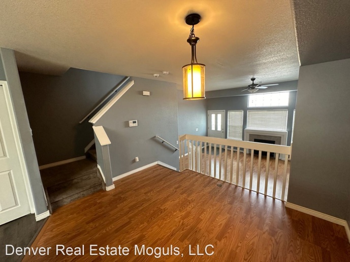 Fantastic 3 story condo with nice updates and an open floor plan! Move in Ready!