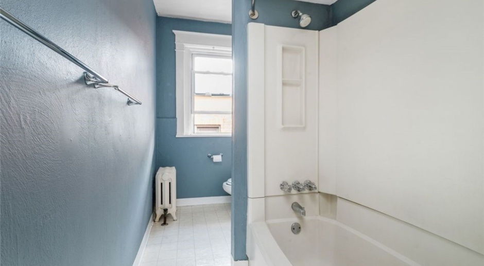 *Updated & Spacious 2BD/1BA Apartment Available for Rent in Shadyside*