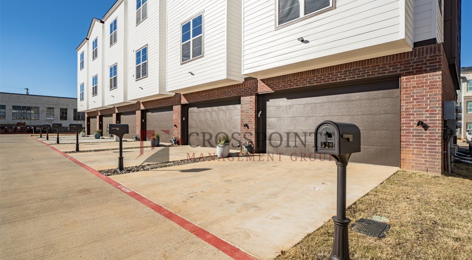 Available Now! Luxury 3 bedroom, 3.5 Bath, 2 Car Garage Townhome! Downtown Tyler! Fully Furnished!