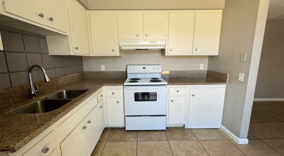 MOVE IN SPECIAL! HALF OFF FIRST MONTHS RENT!AVAILABLE NOW! LOVELY 2 Bed / 1 Bath Apartment in Palm Desert!
