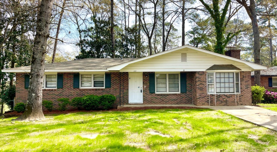 Welcome Home! Charming Ranch in Warner Robins, 4 Bedroom/1.5 Bath! 