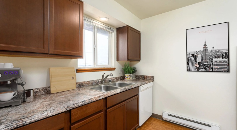 2 Bed, 1 Bath- Bay view apartment near Fairhaven and Boulevard Park