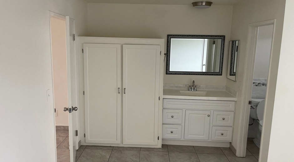 Enjoy this beautiful, spacious unit in the heart of Burbank! Move-in Ready!!