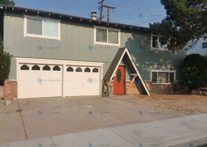 Houses Near Perfect home in Reno with 2 car garage, back yard and large driveway!!