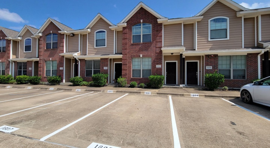 College Station - 2 bedroom / 2.5  bath townhome in GATED COMMUNITY- Just off University Dr. E.
