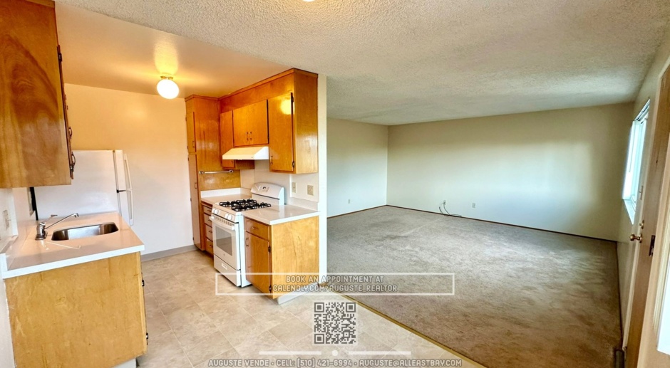 Top-Floor Apartment w/ Dedicated & Covered Carport in the Heart of Albany