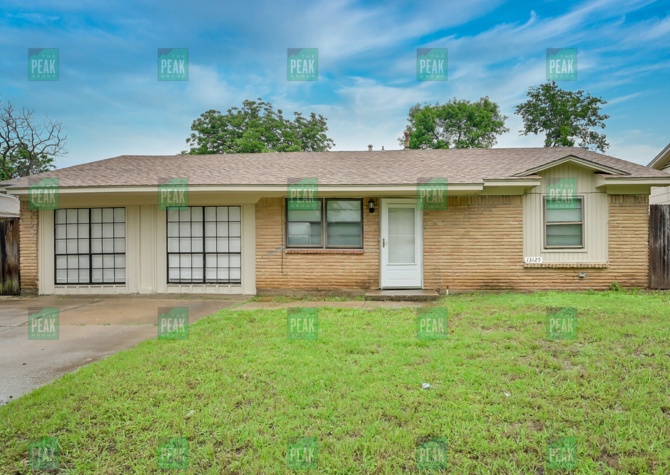 Houses Near 3/2 with fenced in backyard, located in Beautiful Balch Springs!