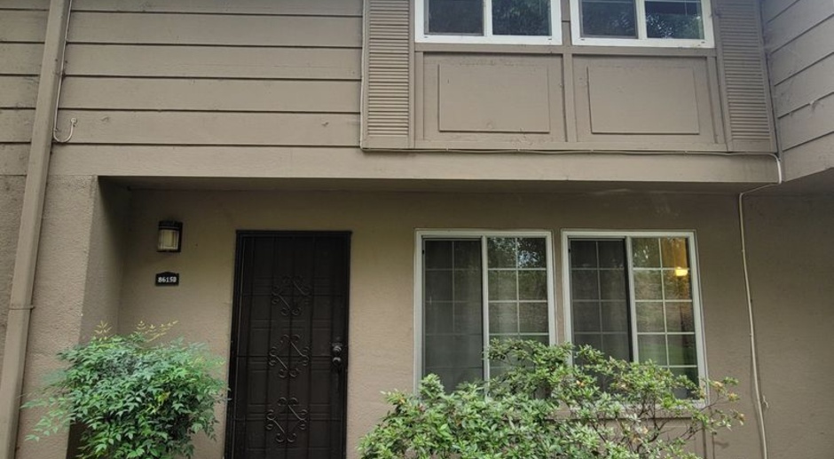 Charming 2 Bed / 1.5 Bath Townhouse in College-Glen